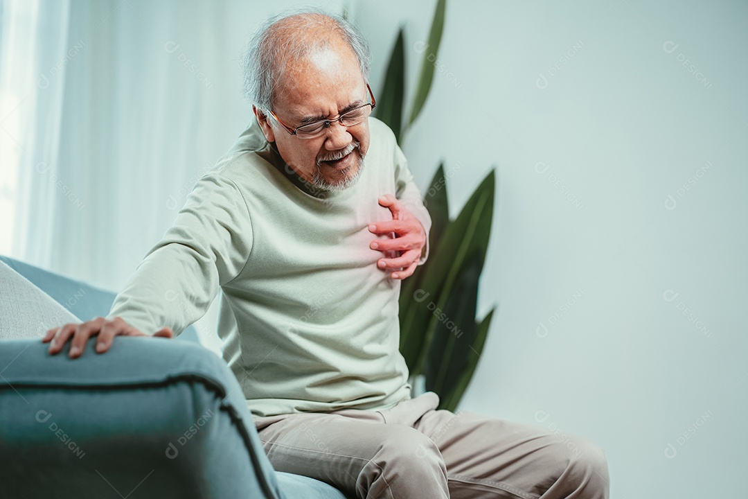 Homem sênior com dor no peito, seu sofrimento forma ataque cardíaco.