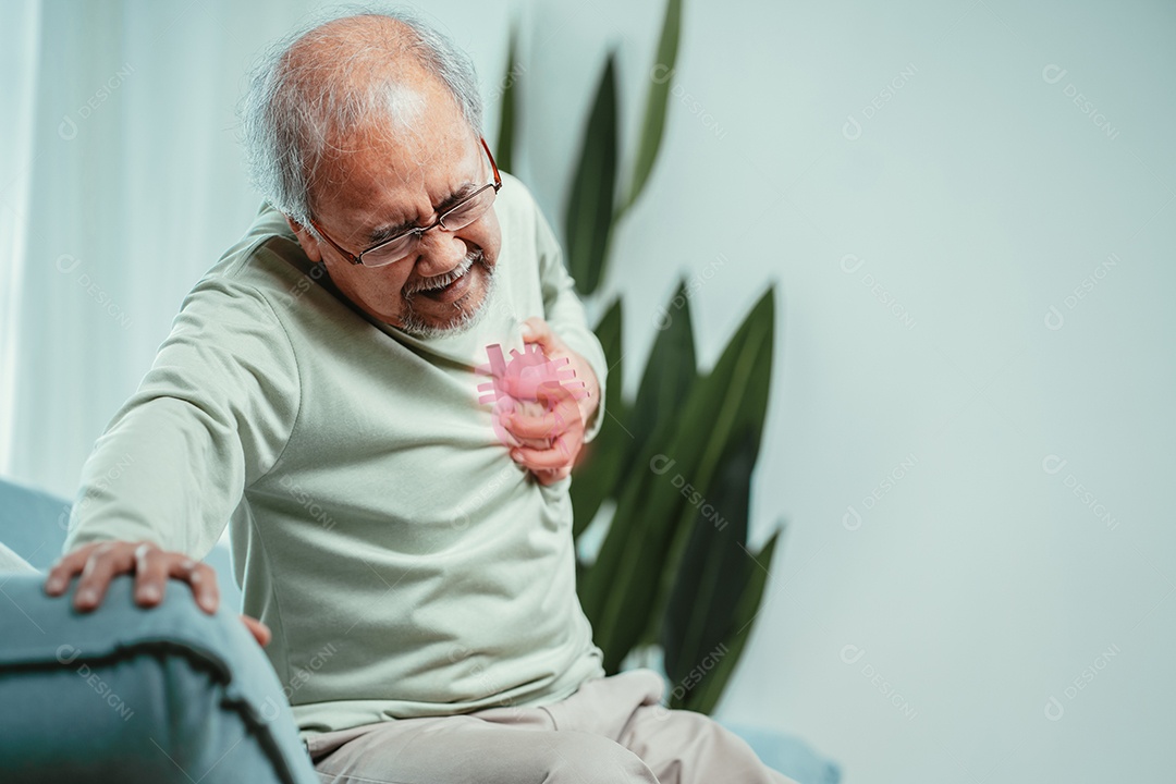 Homem sênior com dor no peito, seu sofrimento forma ataque cardíaco.