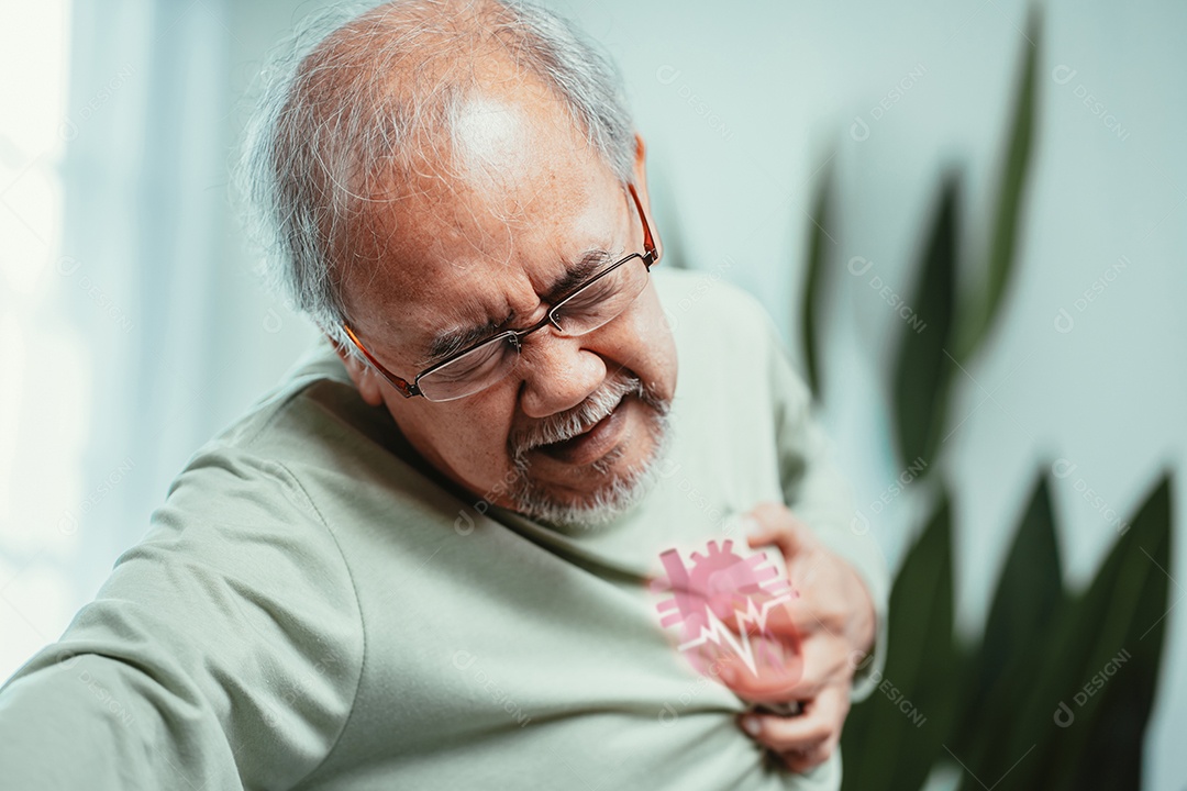 Homem sênior com dor no peito, seu sofrimento forma ataque cardíaco.