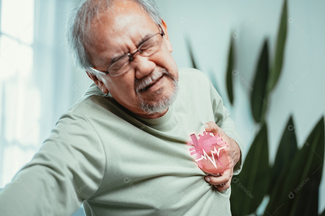 Homem sênior com dor no peito, seu sofrimento forma ataque cardíaco.