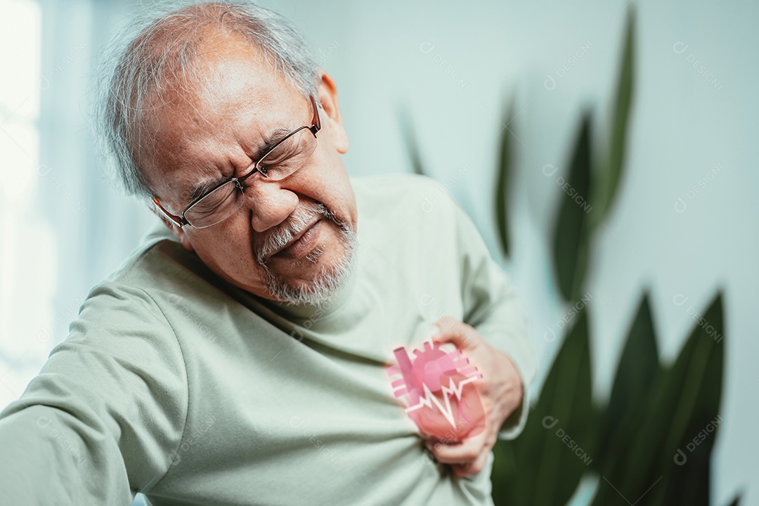 Homem sênior com dor no peito, seu sofrimento forma ataque cardíaco.