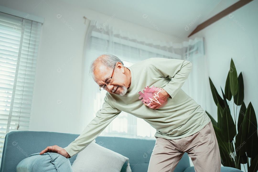Homem sênior com dor no peito, seu sofrimento forma ataque cardíaco.