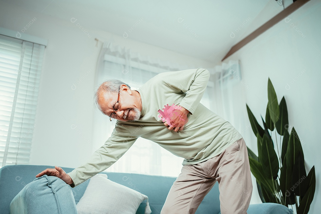 Homem sênior com dor no peito, seu sofrimento forma ataque cardíaco.