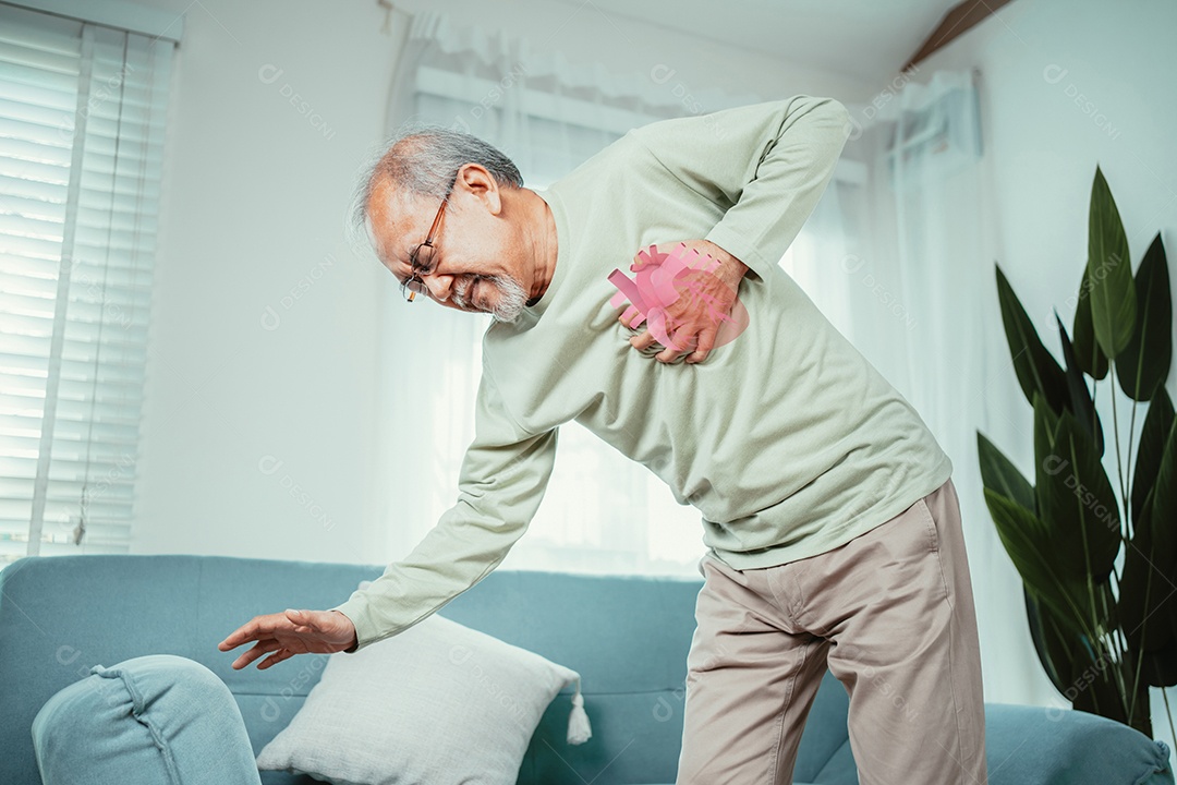 Homem sênior com dor no peito, seu sofrimento forma ataque cardíaco.