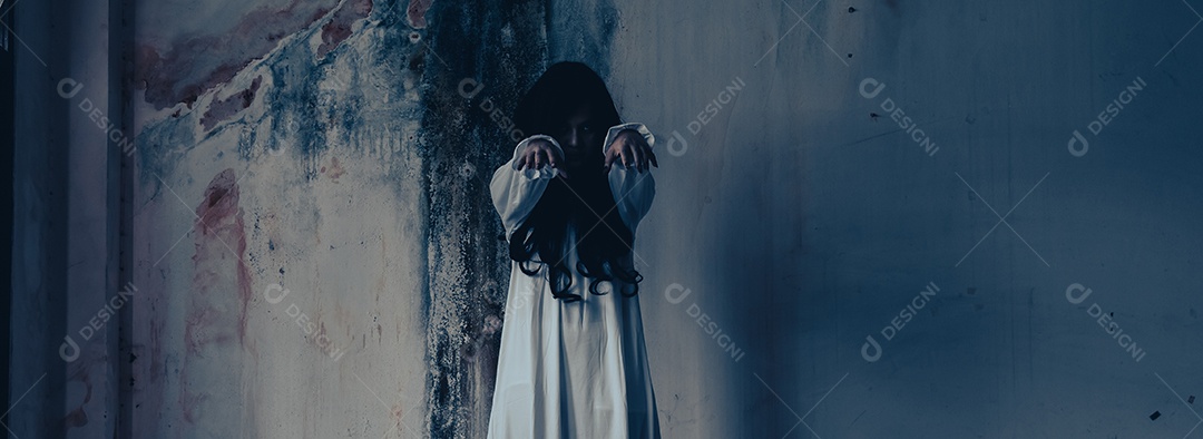 Menina fantasma assustadora festival de halloween.