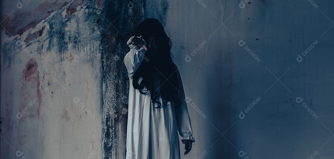 Menina fantasma assustadora festival de halloween.