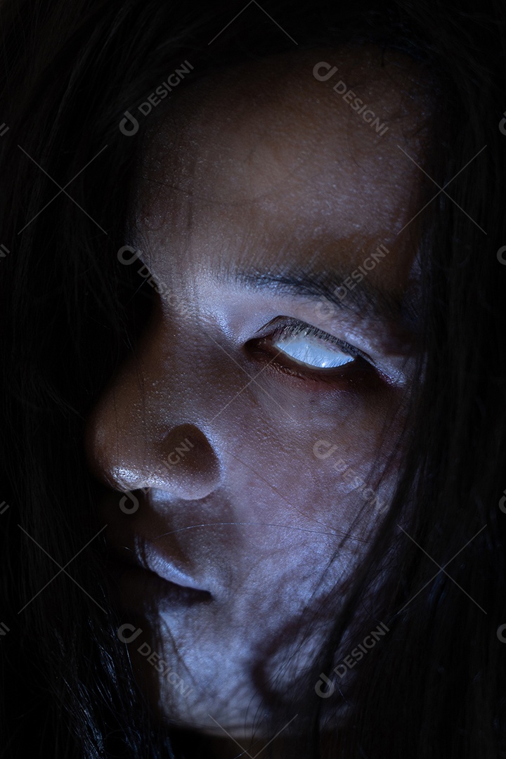 Menina fantasma assustadora festival de halloween.