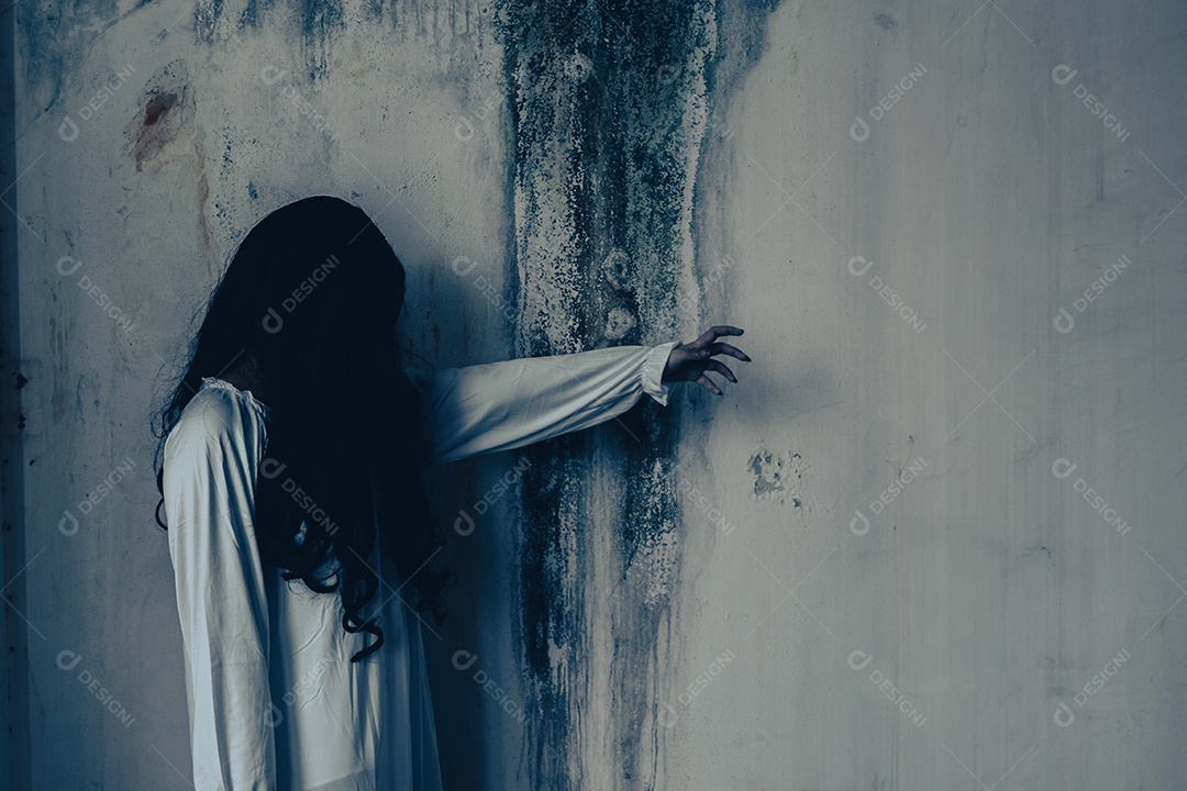 Menina fantasma assustadora festival de halloween.