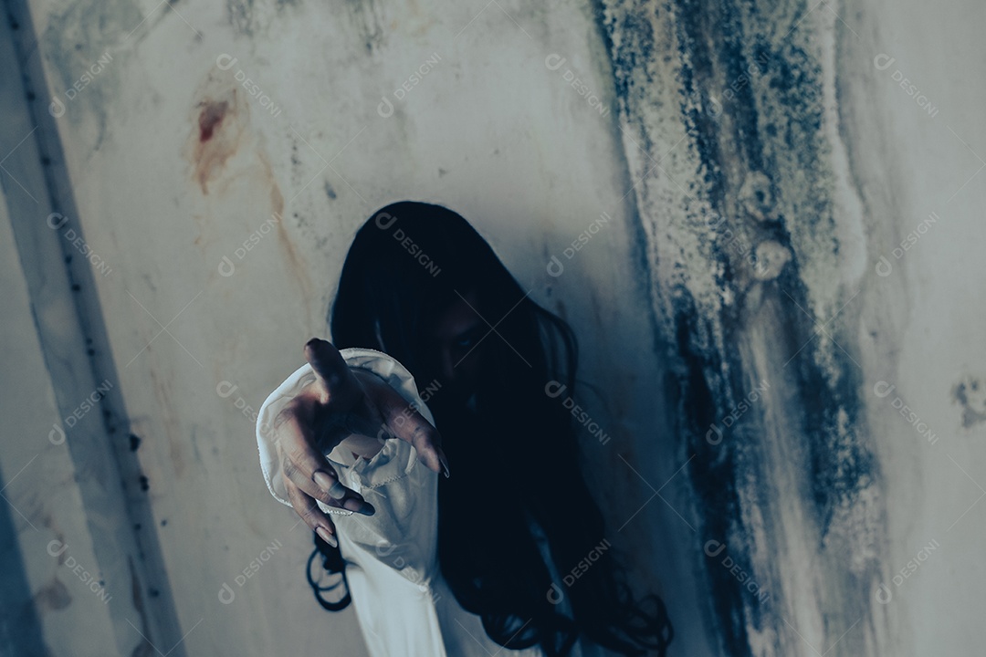 Menina fantasma assustadora festival de halloween.