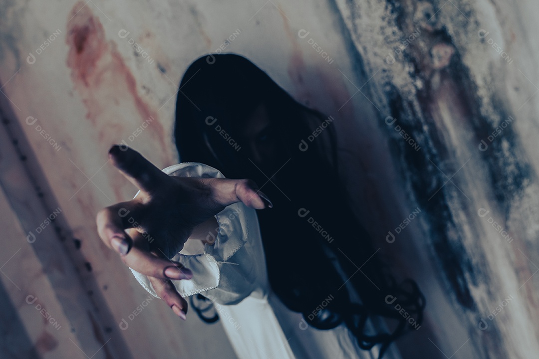 Menina fantasma assustadora festival de halloween.