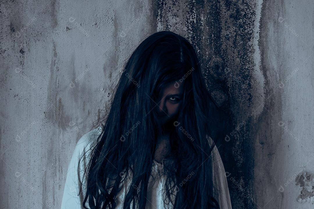 Menina fantasma assustadora festival de halloween.