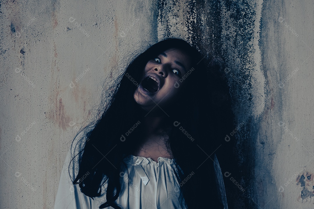 Menina fantasma assustadora festival de halloween.