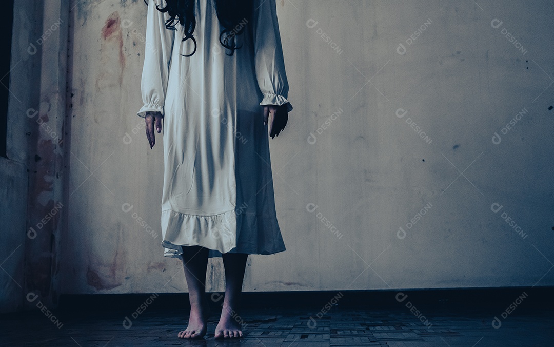 Menina fantasma assustadora festival de halloween.