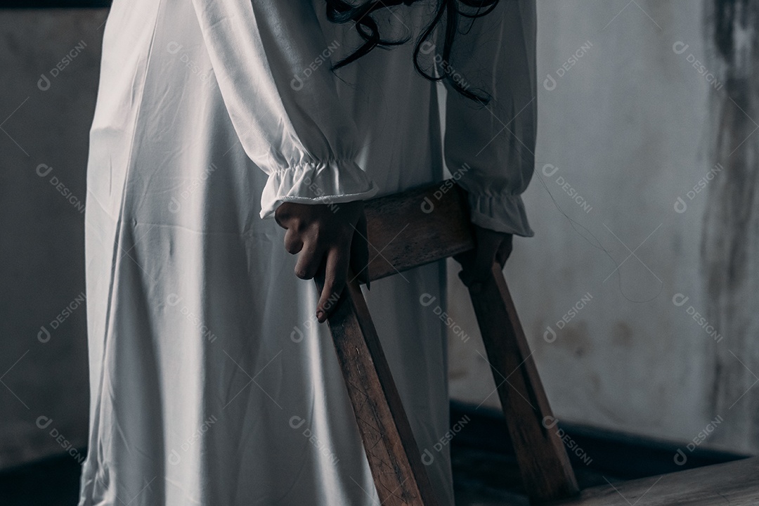 Menina fantasma assustadora festival de halloween.