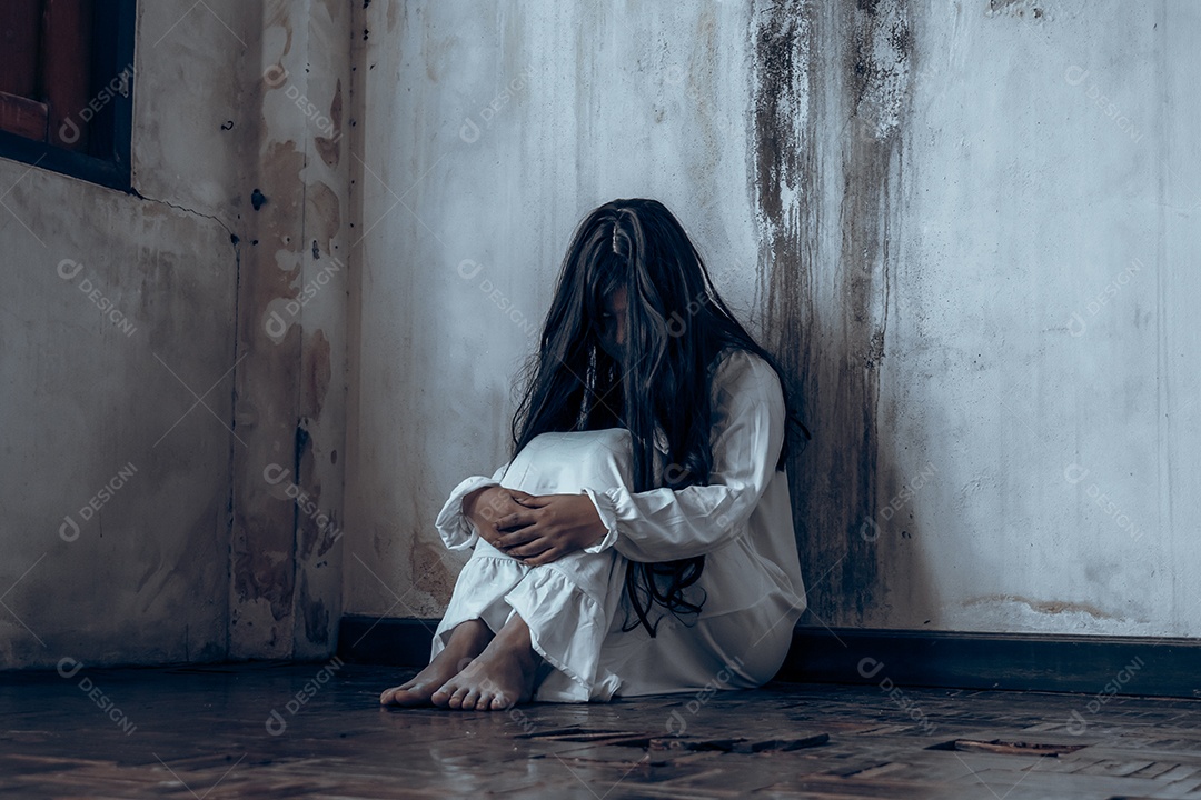 Menina fantasma assustadora festival de halloween.