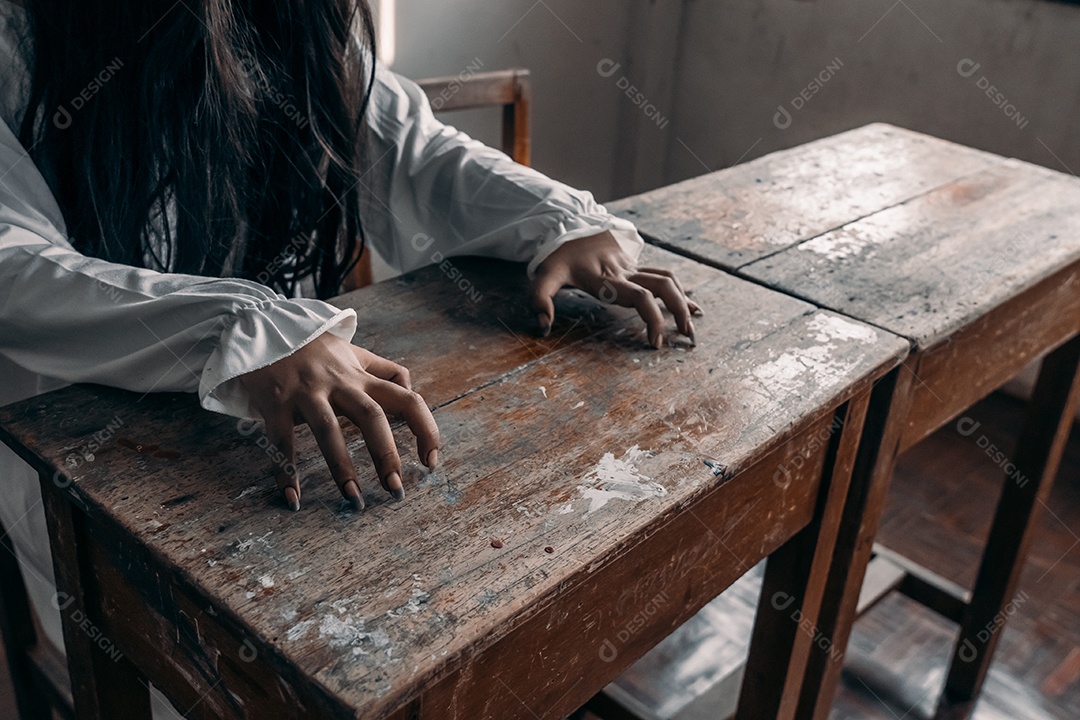 Menina fantasma assustadora festival de halloween.