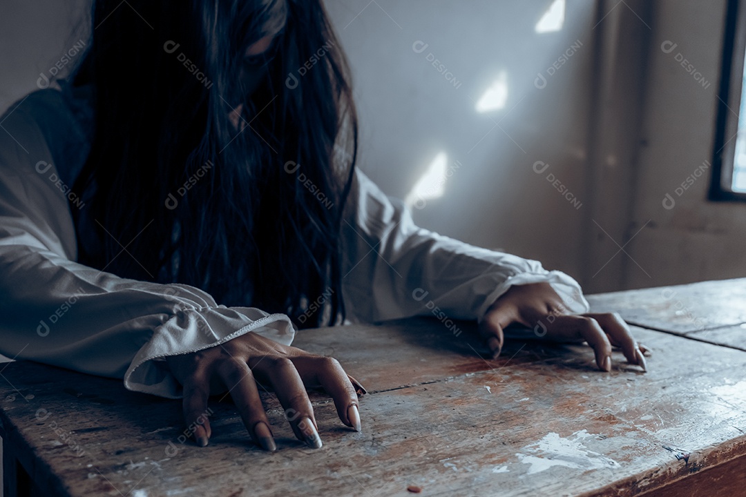 Menina fantasma assustadora festival de halloween.