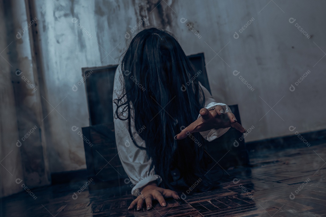 Menina fantasma assustadora festival de halloween.