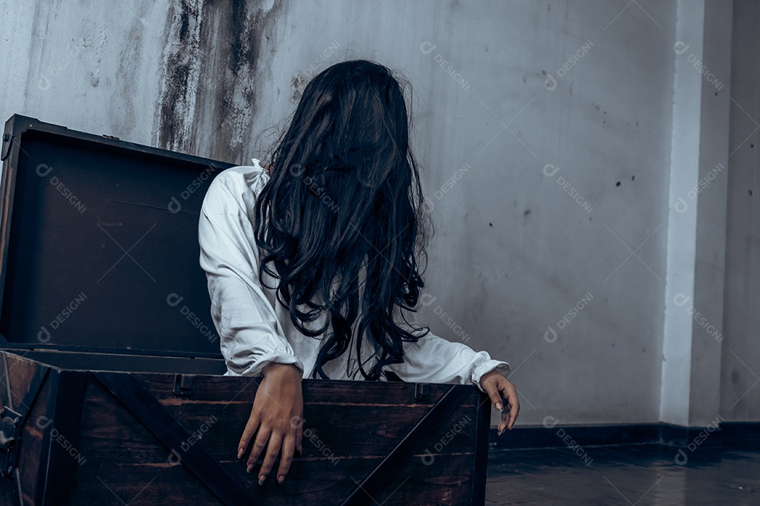 Menina fantasma assustadora festival de halloween.