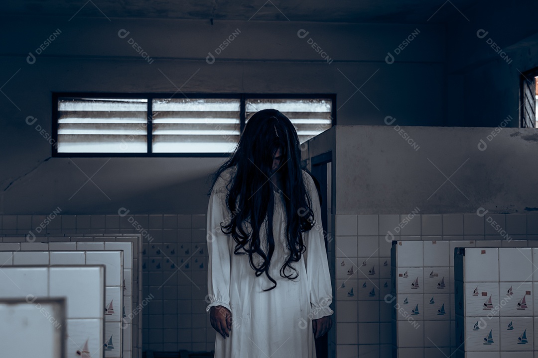 Menina fantasma assustadora festival de halloween.