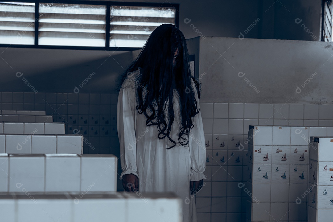 Menina fantasma assustadora festival de halloween.