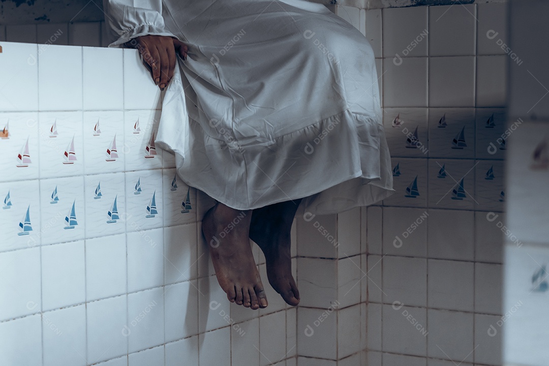 Menina fantasma assustadora festival de halloween.