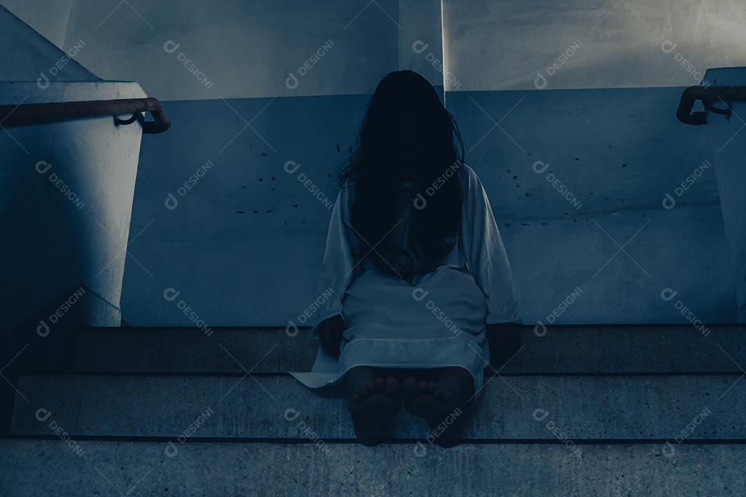 Menina fantasma assustadora festival de halloween.