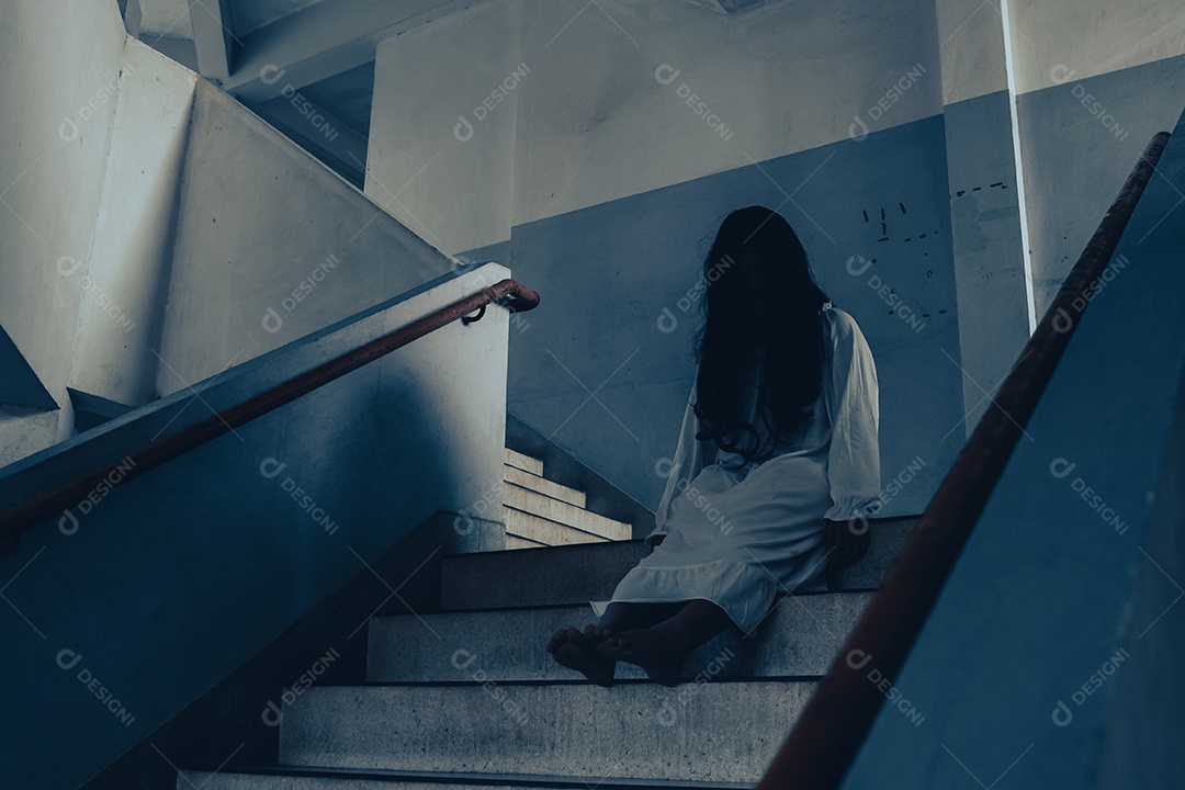 Menina fantasma assustadora festival de halloween.