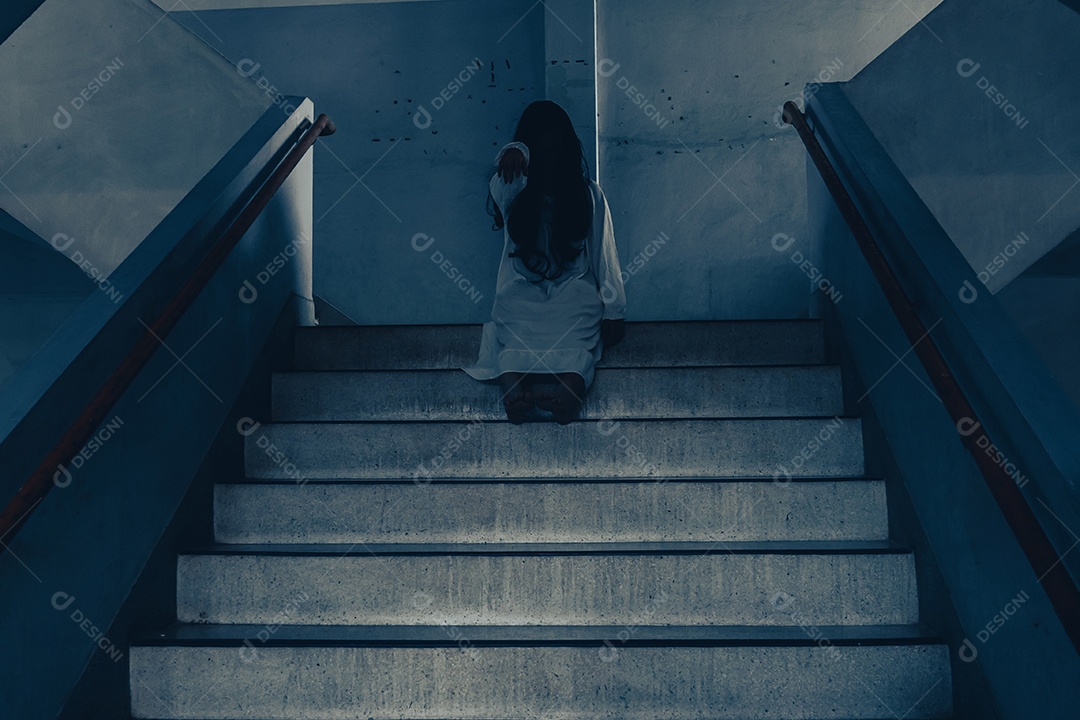 Menina fantasma assustadora festival de halloween.