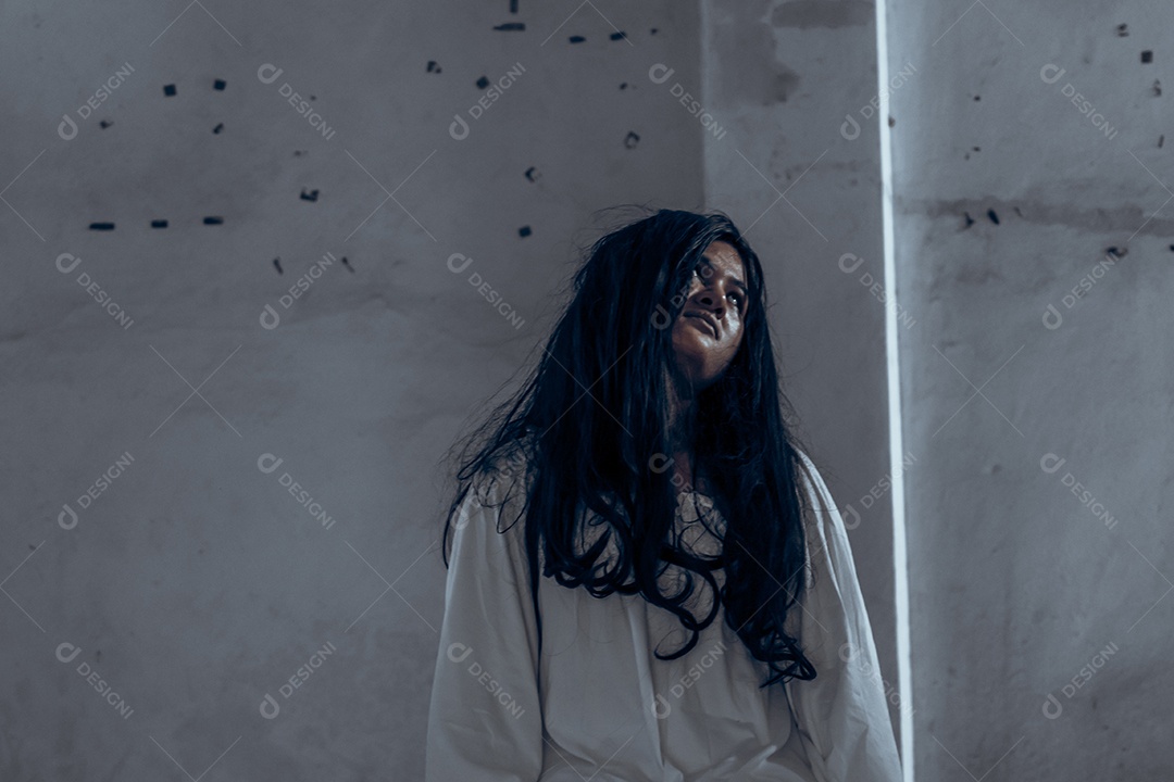 Menina fantasma assustadora festival de halloween.