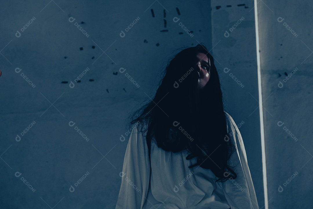 Menina fantasma assustadora festival de halloween.