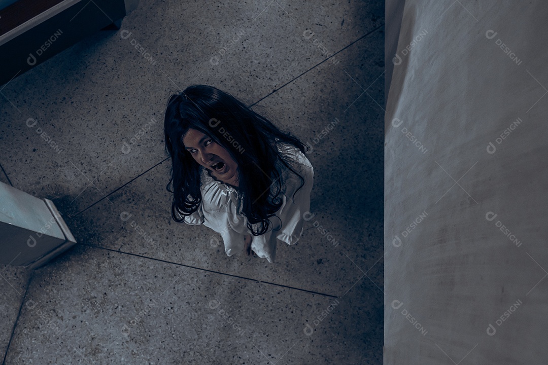 Menina fantasma assustadora festival de halloween.