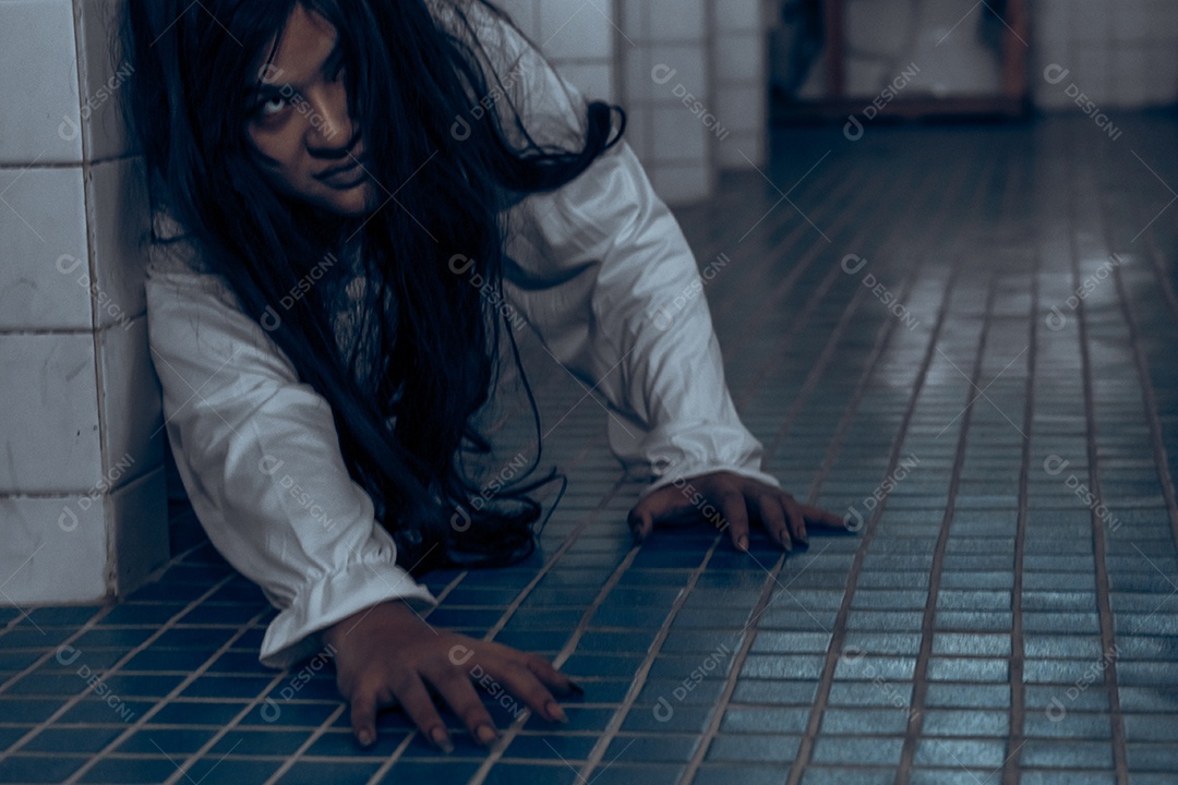 Menina fantasma assustadora festival de halloween.