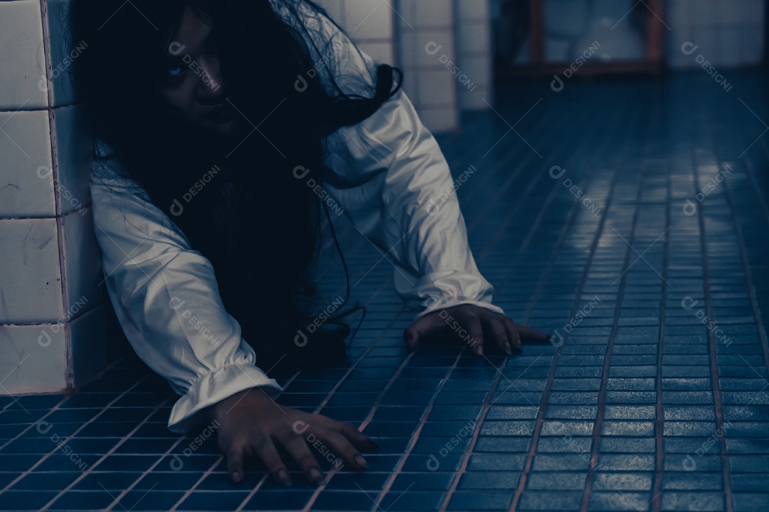 Menina fantasma assustadora festival de halloween.