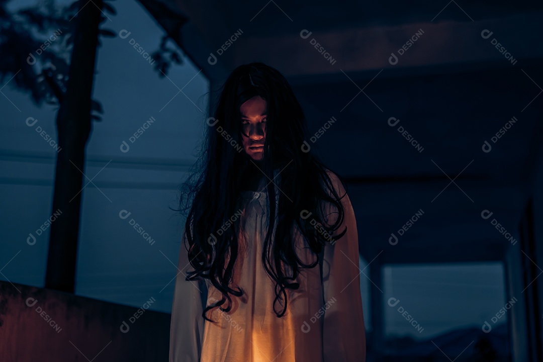 Menina fantasma assustadora festival de halloween.