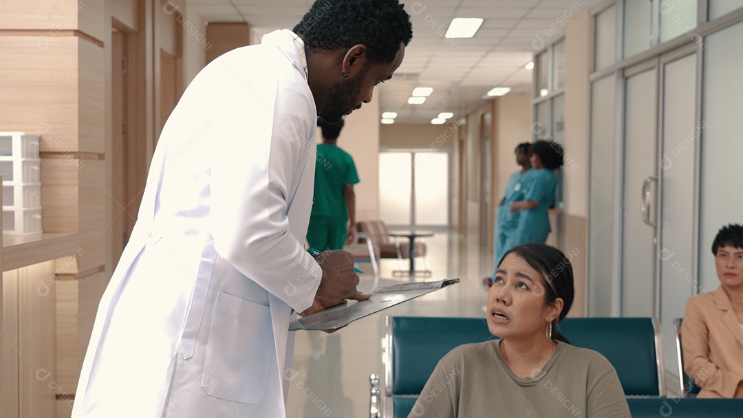 Médico atendendo pacientes no hospital