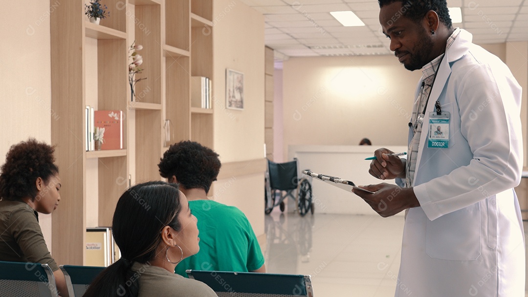 Médico atendendo pacientes no hospital