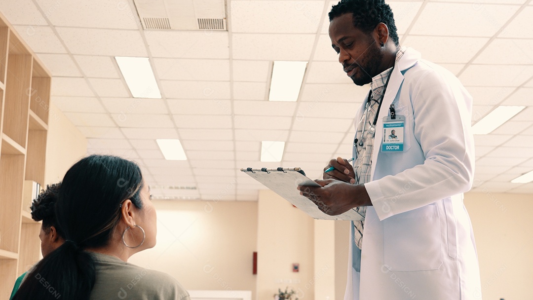 Médico atendendo pacientes no hospital