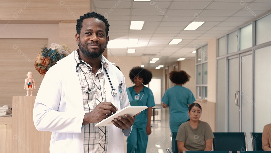 Médico sorridente no hospital