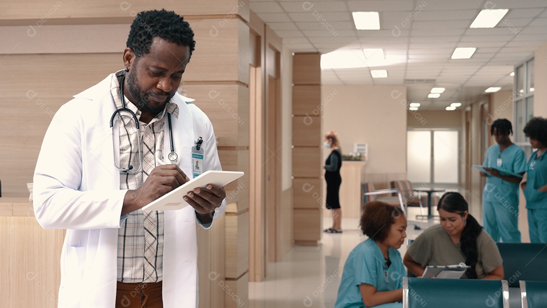 Médico sorridente no hospital