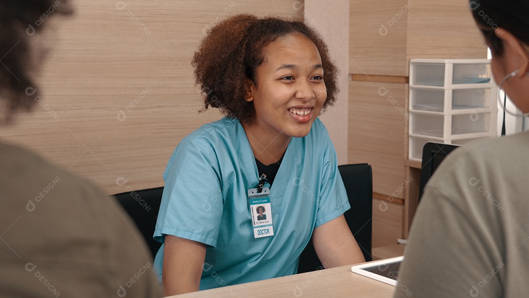 Mulher enfermeira sorridente atendendo no hospital
