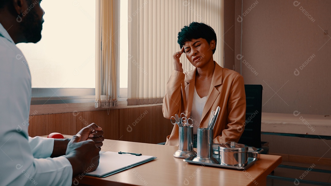 Médico atendendo paciente no consultório