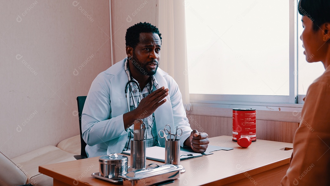 Médico atendendo paciente no consultório