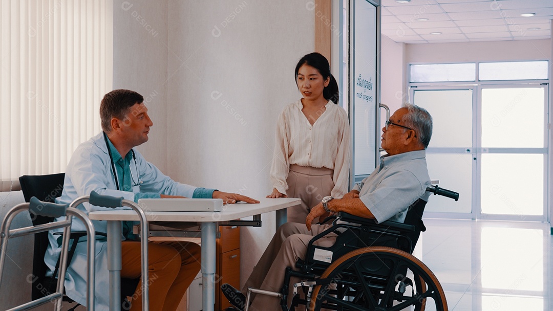 Médico atendendo paciente cadeirante no consultório