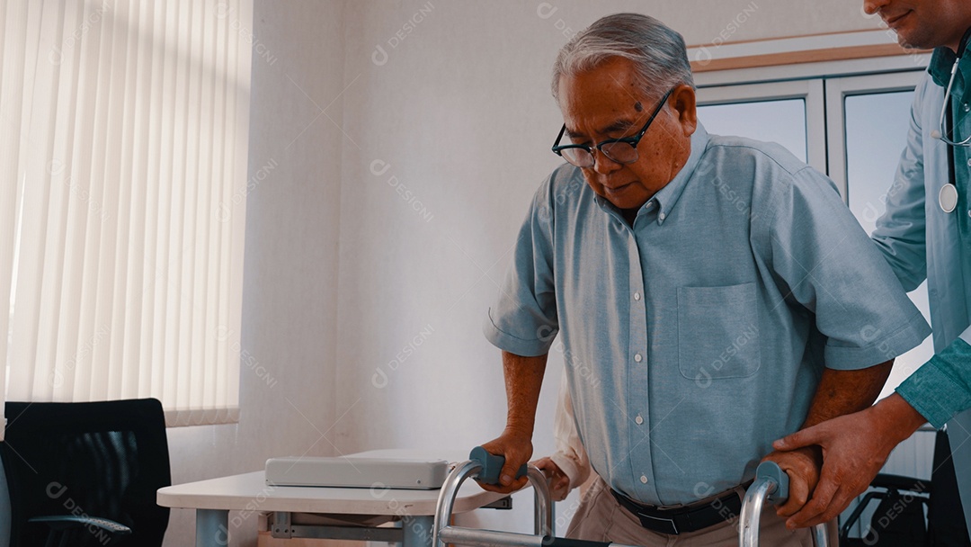 Médico atendendo paciente no consultório