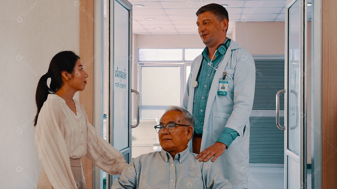 Médico atendendo paciente no consultório