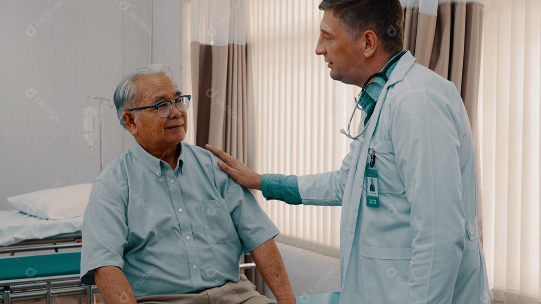 Médico atendendo paciente no consultório