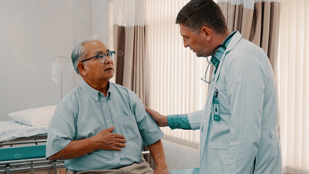 Médico atendendo paciente no consultório