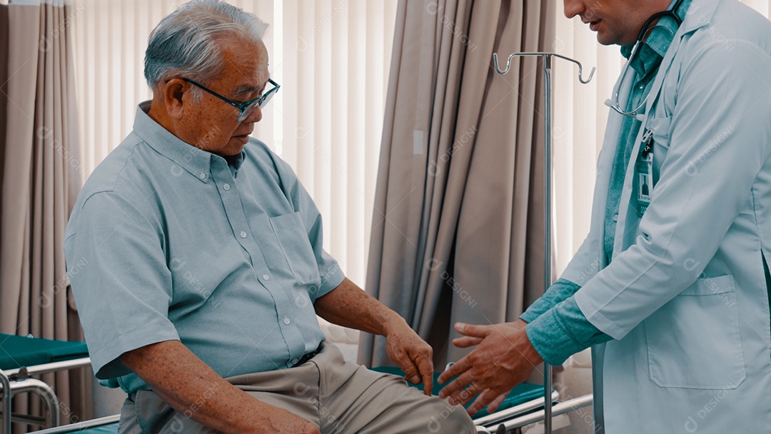 Médico atendendo paciente no consultório