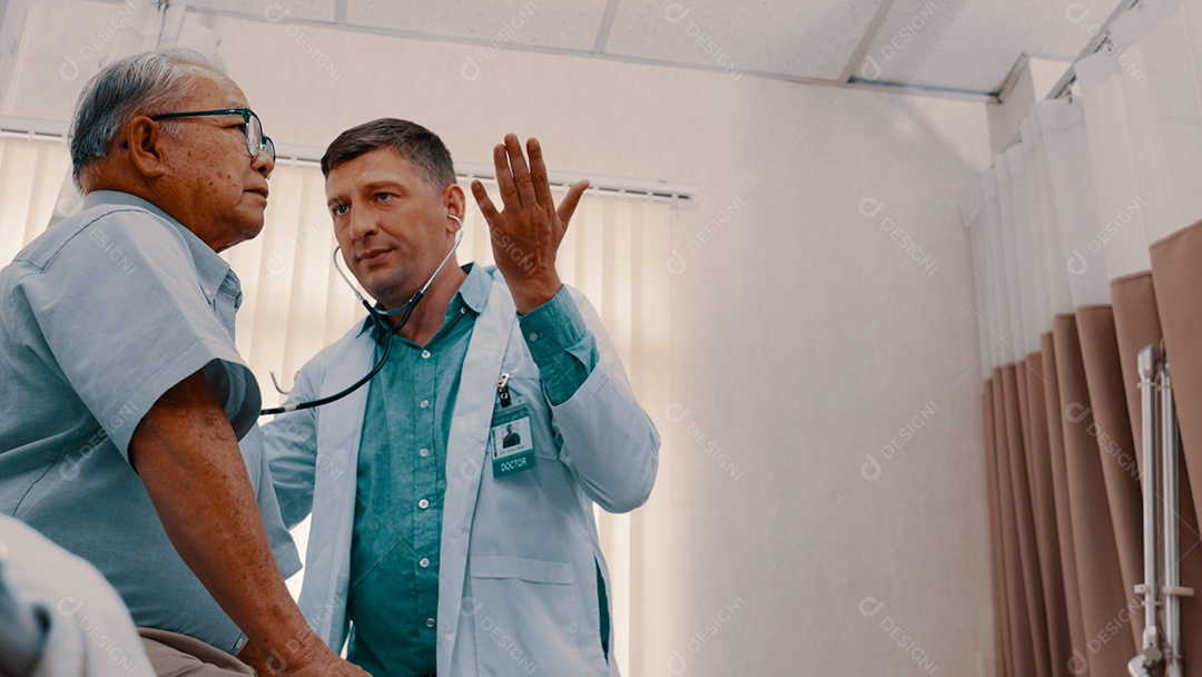 Médico atendendo paciente no consultório